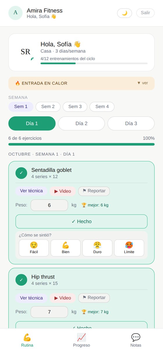 Pantalla de la app con la rutina del día: semana, día, ejercicios con series, repeticiones, video y registro de peso.